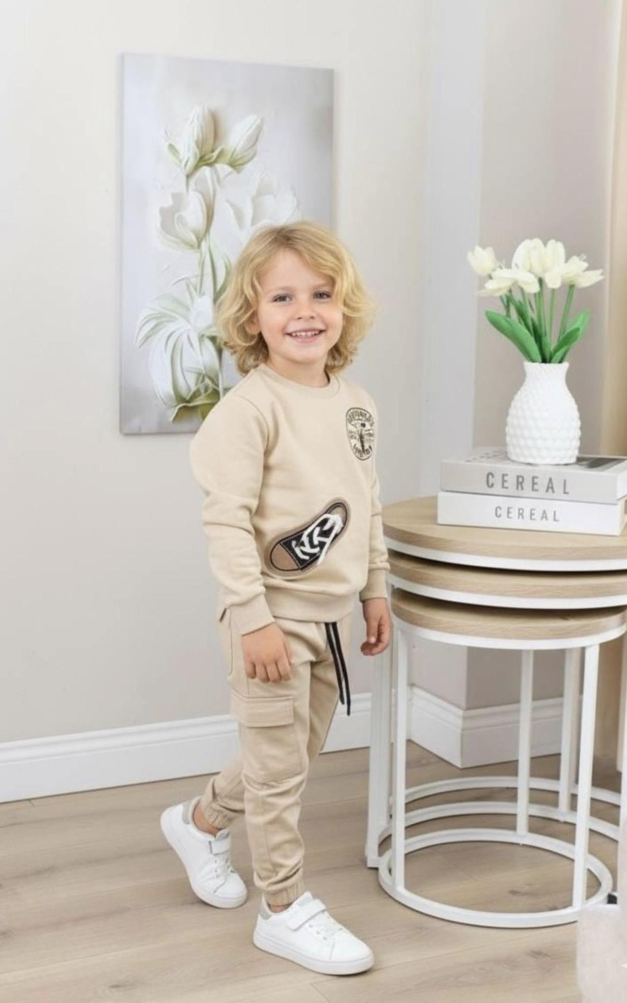 Boy sneakers detail tracksuit